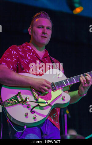 Darrel Higham, englischer Musiker, Ehemann und Lead-Gitarrist mit Imelda kann führt beim Bluesfest. Higham ist bekannt als ein Rockabilly-Gitarrist. Stockfoto