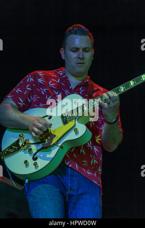 Darrel Higham, englischer Musiker, Ehemann und Lead-Gitarrist mit Imelda kann führt beim Bluesfest. Higham ist bekannt als ein Rockabilly-Gitarrist. Stockfoto