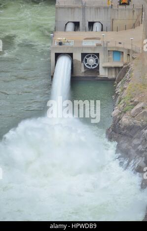 Wasserüberlauf release auf dam Stockfoto