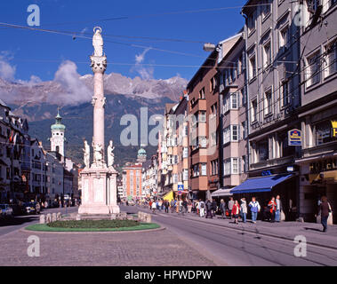 Straßenbahn in Maria Theresa Strasse, Innsbruck, Österreich Stockfoto