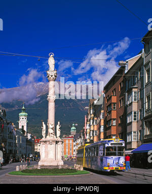 Straßenbahn in Maria Theresa Strasse, Innsbruck, Österreich Stockfoto