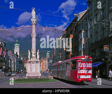 Straßenbahn in Maria Theresa Strasse, Innsbruck, Österreich Stockfoto