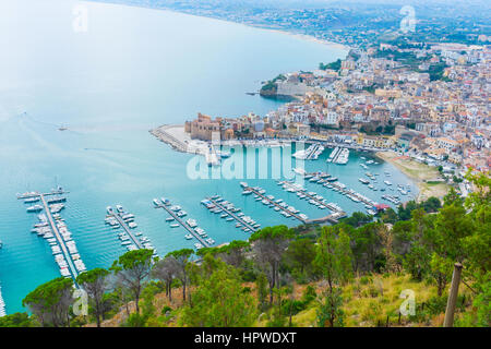 Panorama der Hafen von Castellammare del Golfo. Alten sizilianischen Fischerdorf. Hafen mit Ankern Yachten. Die Orte der Montalbano, TV-Dramen. Stockfoto