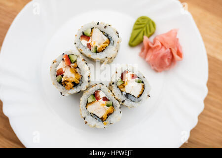 Sushi-Stücke-Sammlung, isoliert auf weißem Teller Stockfoto