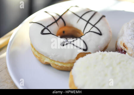 Donut oder Donut in die weiße Platte Stockfoto