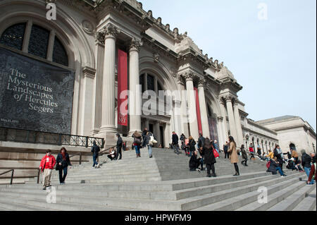 Der Haupteingang des Metropolitan Museum of Art an der Fifth Avenue in Manhattan, New York City. 21. Februar 2017 Stockfoto