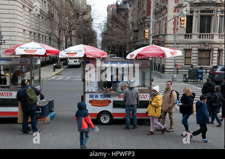 Kriegsinvaliden besitzen und betreiben der Hot Dog Verkauf Karren auf der Fifth Avenue im Metropolitan Museum of Art. 21. Februar 2017 Stockfoto