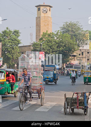 Einen nicht identifizierten Fahrrad Träger unter einer hohen Belastung durch die geschäftigen morgendlichen Straßen von Ahmedabad, ein alltäglicher Anblick in den indischen Städten Stockfoto