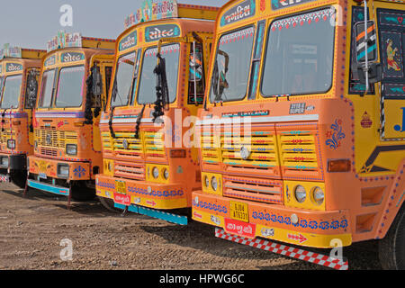 LKW-Flotte in einer Saline geparkt. Indien hat die zweitgrößte Netz der Straßen in der Welt Stockfoto