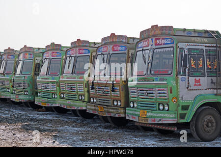 Flotte von Lastwagen parkten auf einem Salz arbeitet im Bundesstaat Gujarat. Indien hat die weltweit zweitgrößte Straßennetz und eine Vielzahl von LKW auf den Autobahnen Stockfoto