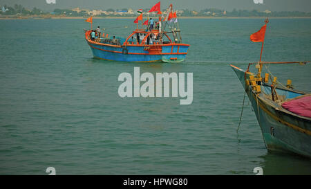 Boot, Aufbruch von Diu Island, Indien, in der Nähe Fischgründe im arabischen Meer. Die Fischerei ist ein wesentlicher Bestandteil der lokalen Wirtschaft Stockfoto