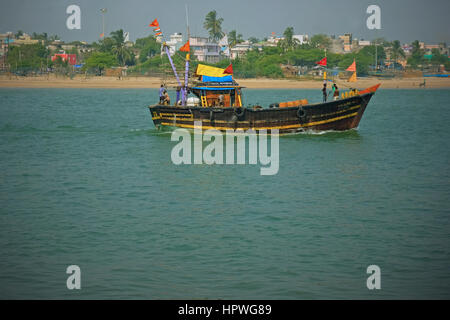 Boot, Aufbruch von Diu Island, Indien, in der Nähe Fischgründe im arabischen Meer. Die Fischerei ist ein wesentlicher Bestandteil der lokalen Wirtschaft Stockfoto