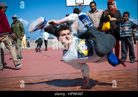 Libyen, Tripolis: Junge Kerle Breakdance bei einem Open-Air-Tanz und Parkour-Festival. Stockfoto