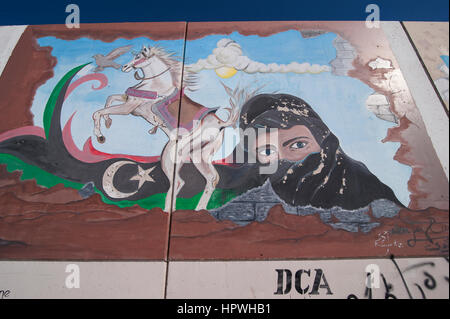Libyen, Tripolis: Nach Gaddafi Tod begann einige Graffitikünstler sprühen ihre Wandmalereien am öffentlichen Wänden. Stockfoto