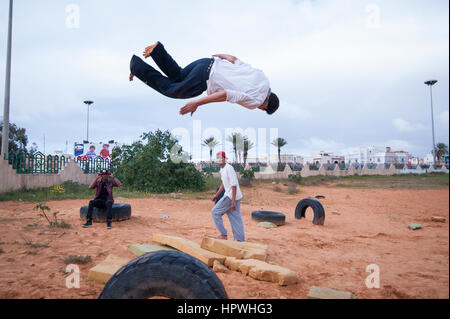 Libyen, Tripli: Junge Kerle Praktizierenden Parkour Bewegungen. Stockfoto
