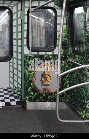 St. Petersburg, Russland, 1. Juni 2016 im Inneren U-Bahn in St. Petersburg. Ungewöhnliches Interieur in u-Bahn-Wagen, City express Stockfoto