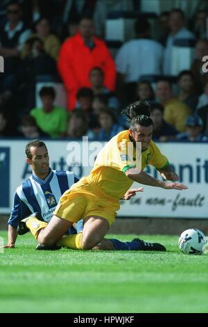 KEITH O'NEILL & GRAHAM Zweig STOCKPORT V NORWICH CITY 15. August 1998 Stockfoto