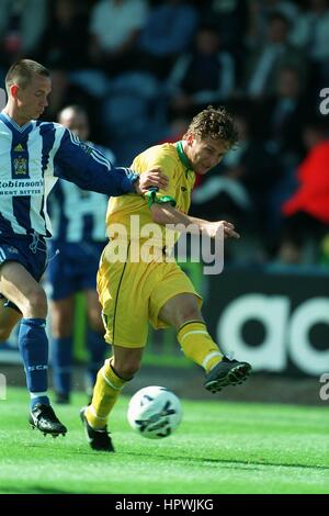 EADIE Schuss WOODTHORPE Eigentor STOCKPORT V NORWICH CITY 15. August 1998 Stockfoto