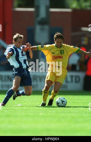 KEVIN COPPER & SHAUN CAREY STOCKPORT V NORWICH CITY 15. August 1998 Stockfoto