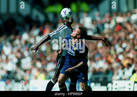 DARRYL POWELL & ALAN KIMBLE DERBY COUNTY V WIMBLEDON 22. August 1998 Stockfoto