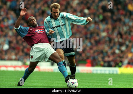 PAUL MERSON & JULIAN JOACHIM ASTON VILLA V MIDDLESBROUGH 24. August 1998 Stockfoto