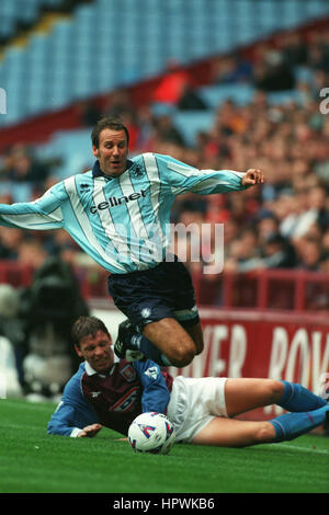 PAUL MERSON & ALAN THOMPSON ASTON VILLA V MIDDLESBROUGH 24. August 1998 Stockfoto