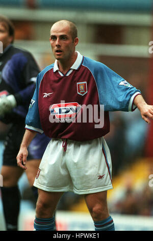 ALAN WRIGHT ASTON VILLA FC 24. August 1998 Stockfoto