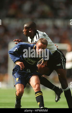 CHRIS PERRY & PAULO WANCHOPE DERBY COUNTY V WIMBLEDON 26. August 1998 Stockfoto