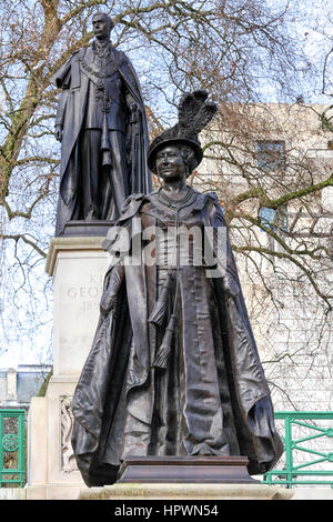 Statue von Königin Elizabeth, die Königinmutter auf der Mall in der Nähe von Buckingham Palace, mit einer Statue von ihrem Ehemann George VIth im Hintergrund. Stockfoto