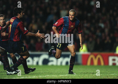 LUIS ENRIQUE & FIGO feiern MANCHESTER UTD V FC BARCELONA 17. September 1998 Stockfoto