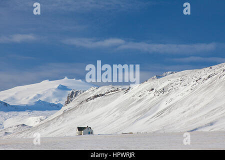 Einsames Haus in öden Landschaft im Schnee im Winter auf der Halbinsel Snæfellsnes auf Island Stockfoto