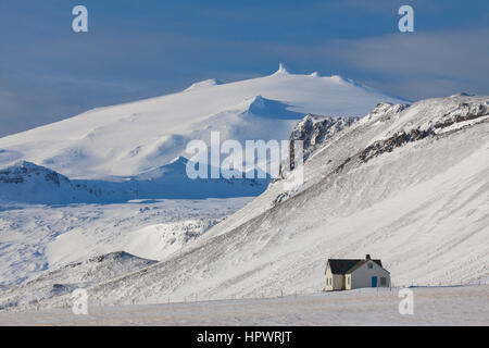 Einsames Haus in öden Landschaft im Schnee im Winter auf der Halbinsel Snæfellsnes auf Island Stockfoto