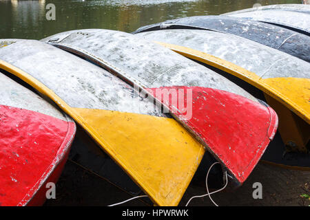 Außerhalb der Saison rudern Boote von der See zum Bootfahren in Finsbury Park, London, UK Umgedrehten Stockfoto