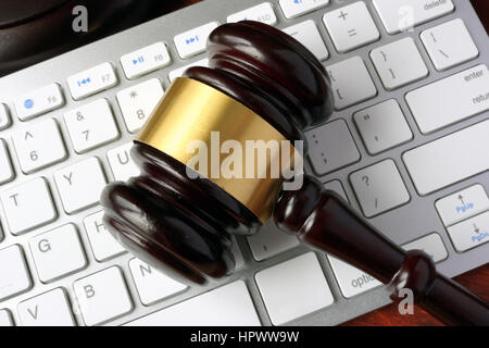 Hammer und Tastatur. Internet-Betrug-Konzept. Stockfoto