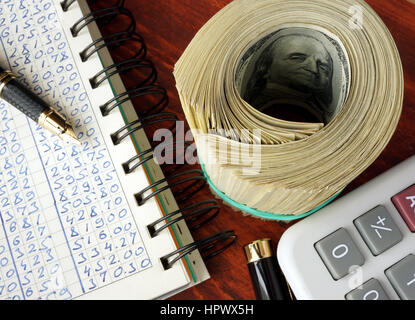 Ledger, Pack von Dollar und Taschenrechner. Buchhaltung-Konzept. Stockfoto