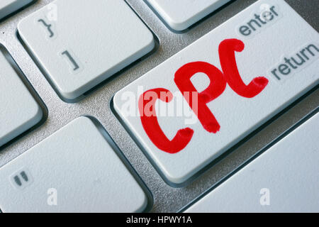 Wort-CPC (Kosten pro Klick) auf einer Tastatur geschrieben. Stockfoto