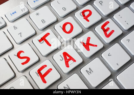 Worte zu stoppen Fake geschrieben auf einer Tastatur. Stockfoto