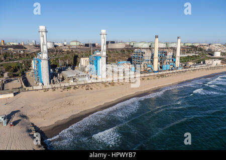 Los Angeles, Kalifornien, USA - 16. August 2016: Luftaufnahme der Stromerzeugung in der Nähe von Dockweiler Zustand-Strand. Stockfoto