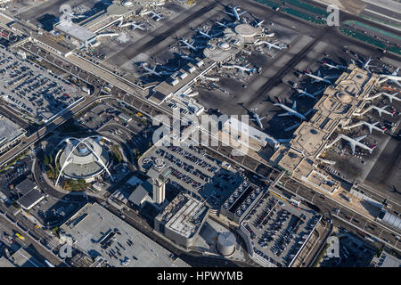 Los Angeles, Kalifornien, USA - 16. August 2016: Luftaufnahme des Los Angeles International Airport-Terminals und Flugzeuge. Stockfoto