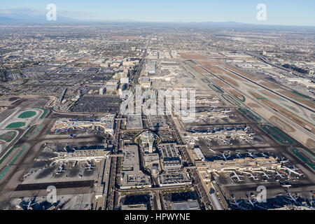 Los Angeles, Kalifornien, USA - 16. August 2016: Am Nachmittag Luftaufnahme von LAX-Terminals und Jahrhundert Blvd. Stockfoto