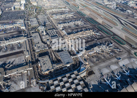 Los Angeles, Kalifornien, USA - 16. August 2016: Am Nachmittag Luftaufnahme des Terminals, Start-und Landebahnen und Flugzeuge am Flughafen LAX. Stockfoto