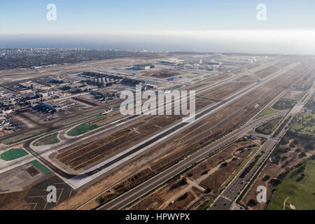 Los Angeles, Kalifornien, USA - 16. August 2016: Am Nachmittag Luftaufnahme des Terminals, Flugzeugen und Pisten am belebten LAX. Stockfoto