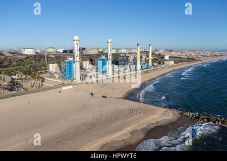 Los Angeles, Kalifornien, USA - 16. August 2016: Luftaufnahme der Stromerzeugung in der Nähe von Dockweiler Zustand-Strand. Stockfoto