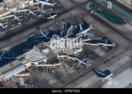 Los Angeles, Kalifornien, USA - 16. August 2016: Am Nachmittag Luftaufnahme des Jet-Flugzeuge und Terminals am Flughafen LAX. Stockfoto