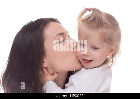 Lächelnde Mutter mit ihrer Tochter, isoliert auf weiss Stockfoto