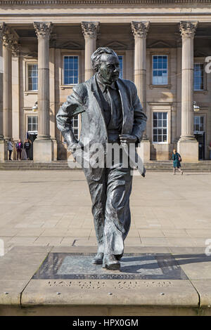 Statue des ehemaligen britischen Premierminister Harold Wilson, außerhalb Bahnhof Huddersfield in England. Stockfoto