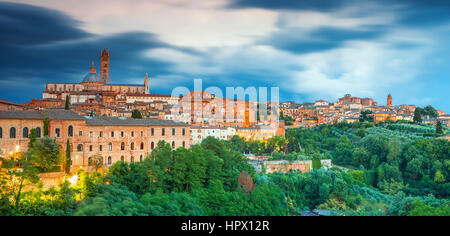 Landschaft von Siena, eine schöne mittelalterliche Stadt in der Toskana, mit Blick von der Kuppel & Bell Tower der Dom von Siena (Duomo di Siena), Italien Stockfoto