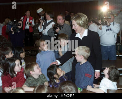 Senator-Auserwählten und First Lady Hillary Clinton spricht mit Schülern der Douglass Graffin Elementary School in Chappaqua, New York am 21. November 2000. Stockfoto