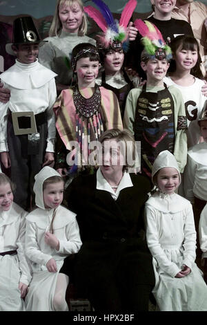 Senator Elect und First Lady Hillary Clinton spricht, Mitglieder der Douglass Graffin Elementary School in Chappaqua, New York am 21. November 2000 zu werfen. Stockfoto