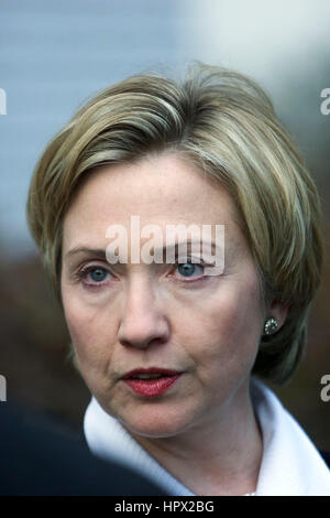 Senator-Auserwählten und First Lady Hillary Clinton an der Douglass Graffin Elementary School in Chappaqua, New York am 21. November 2000. Stockfoto